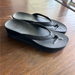 Womans OluKai Wedges Flip Flops Wedge Size 8